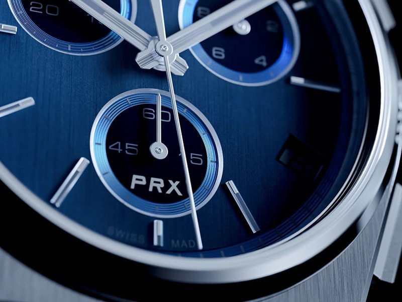 Gros plan sur les compteurs de la montre Tissot PRX Chrono quartz à cadran bleu brossé